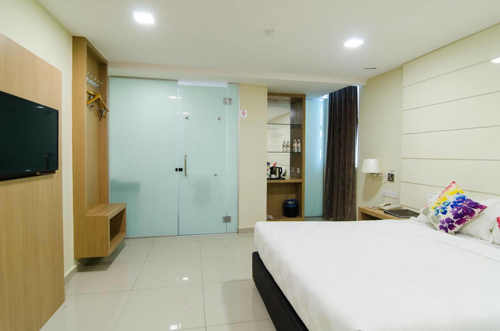 Mornington Hotel Sitiawan Exterior photo